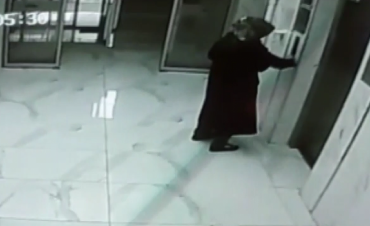 Kadının apartmana sürdüğü sıvı,  'büyü' için domuz yağı çıktı!