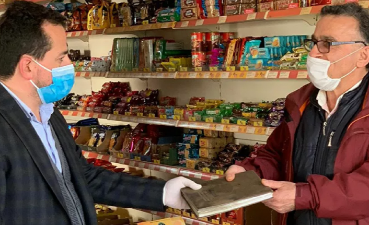 Kocaeli'de imam yardıma koştu: Bakkalın veresiye defterindeki tüm borçları ödedi