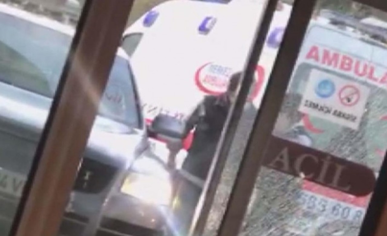 Korona testi için para isteyen hastaneye arabayla girdi!