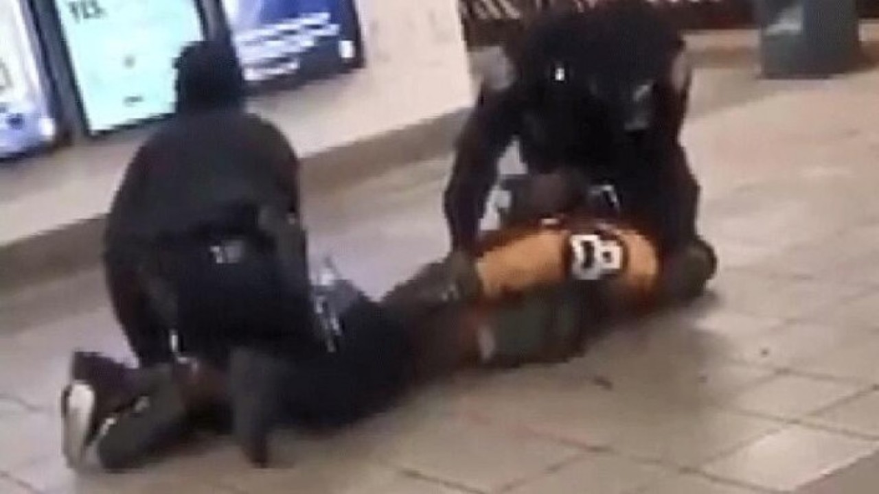 Koronavirüslü adam erkek polise tükürdü,  kadın polisi raylara itti