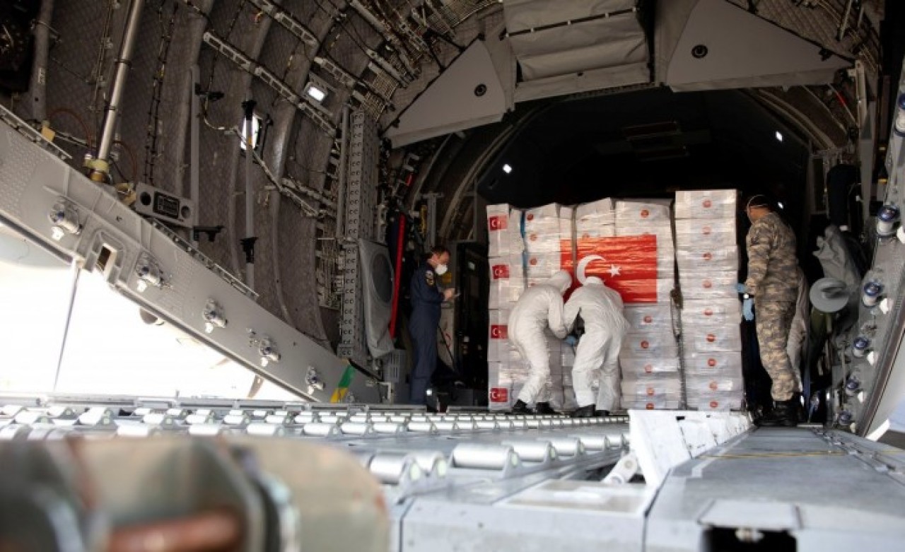 Koronavirüste esnafına 25'er bin sterlin veren İngiltere'ye tıbbi malzeme gönderdik