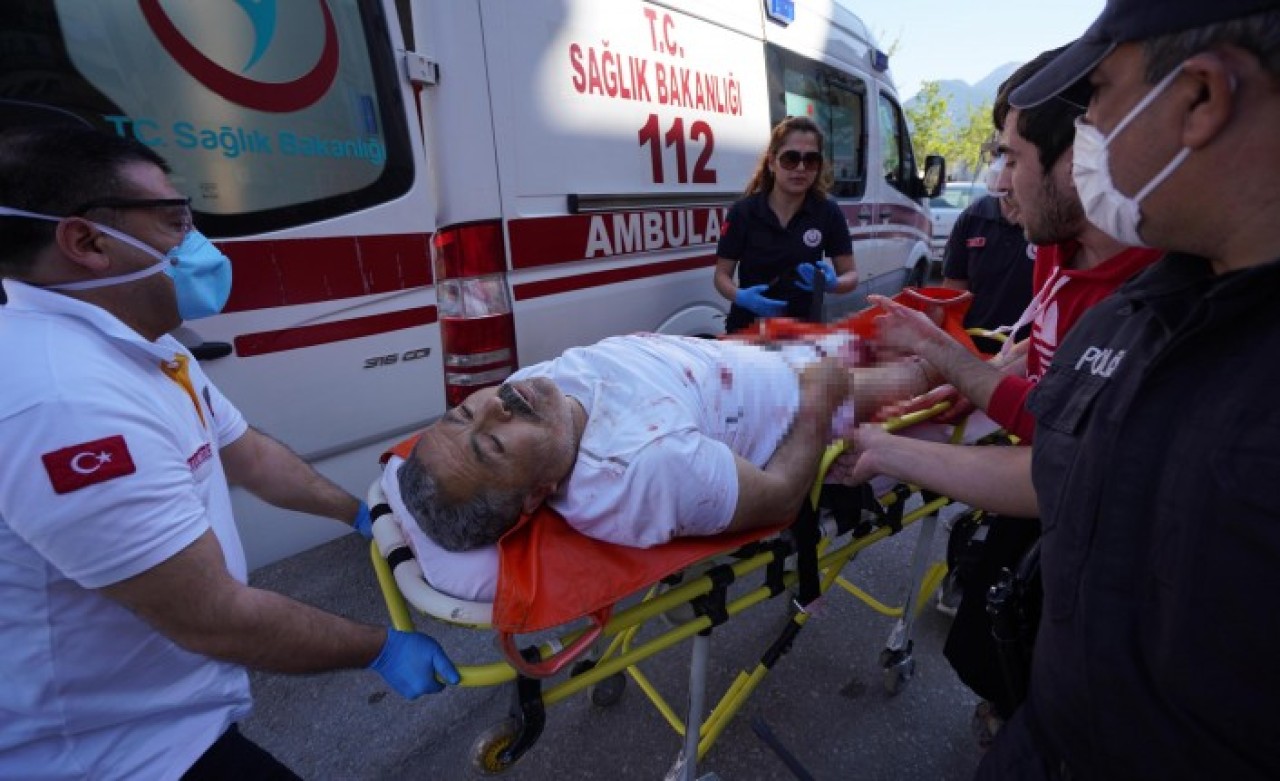 Koronavirüste evde oturmak da yaramadı: Alt komşusunu bıçakladı!