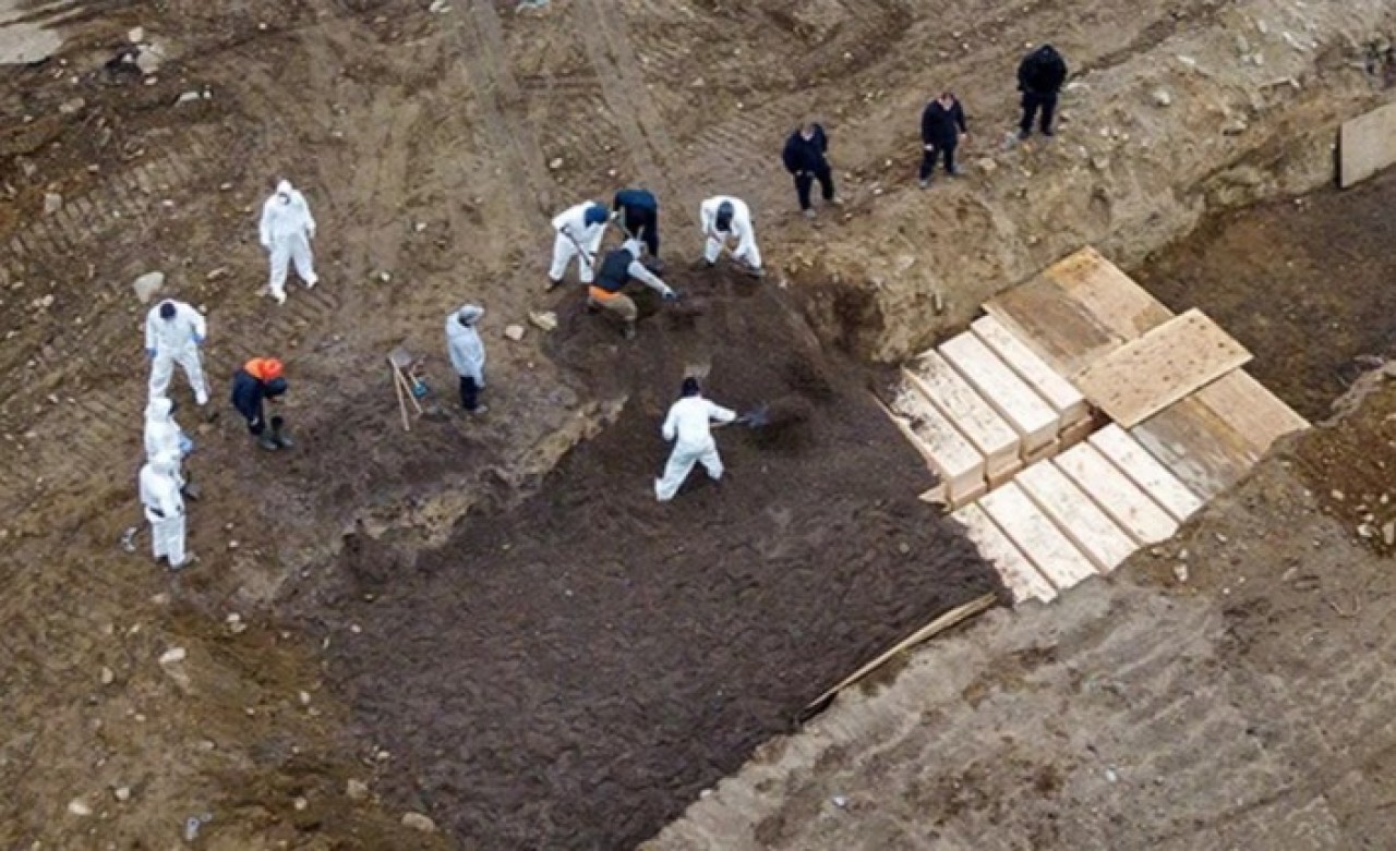 Koronavirüsten hayatını kaybedenler toplu mezarlara gömülüyor