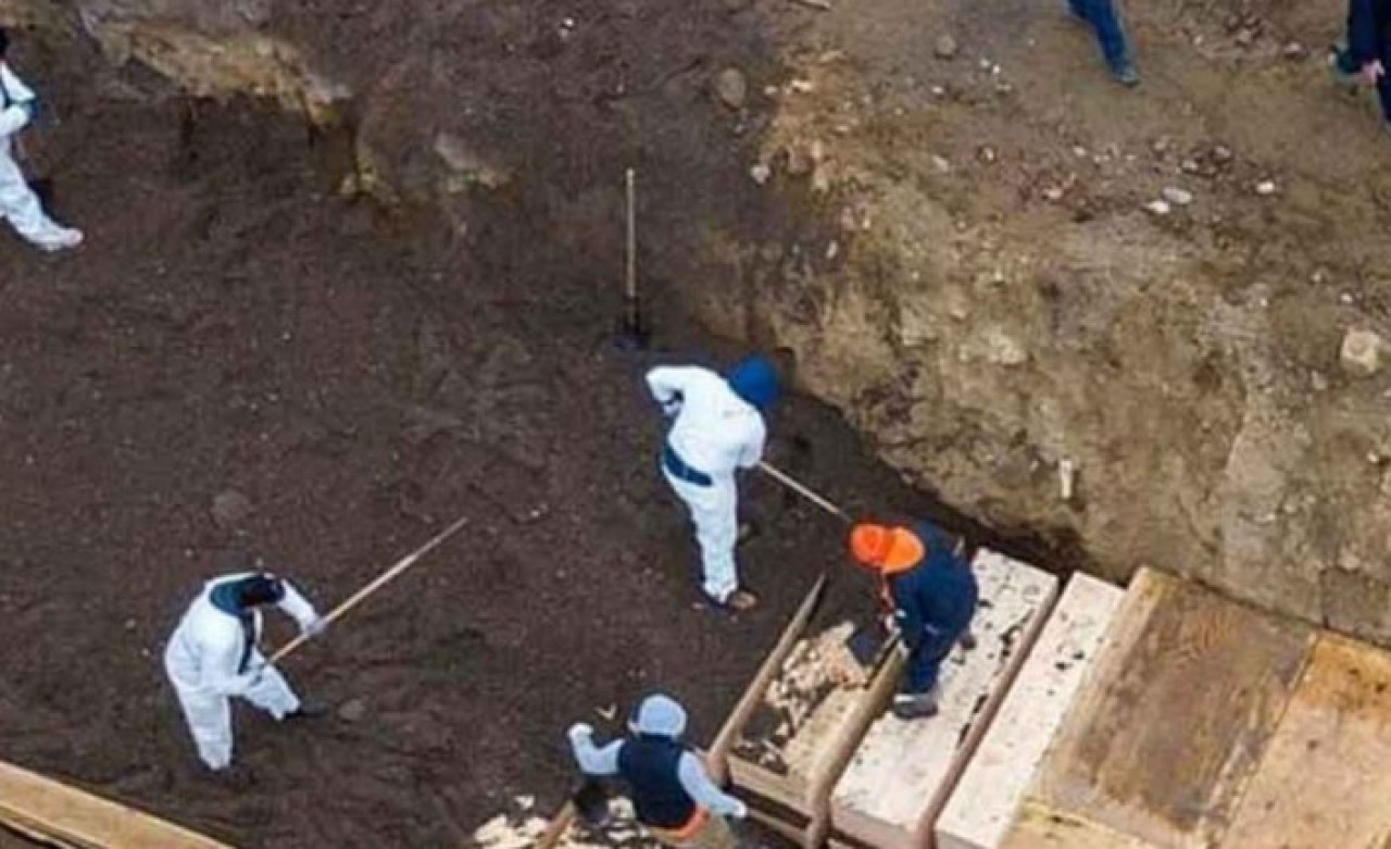 Koronavirüsten ölenler için toplu mezarlar kazıldı!