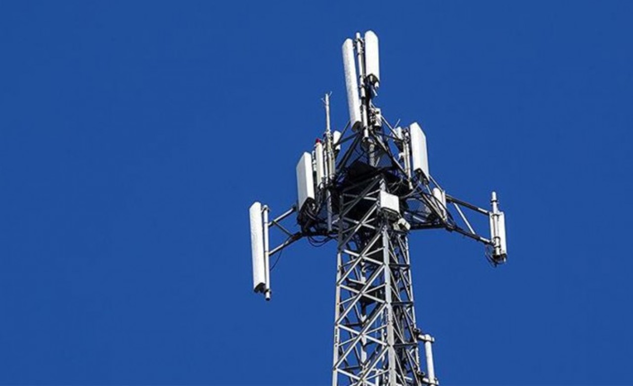 Koronavirüsün 5G teknolojisi ile yayıldığına inananlar baz istasyonlarını ateşe verdi