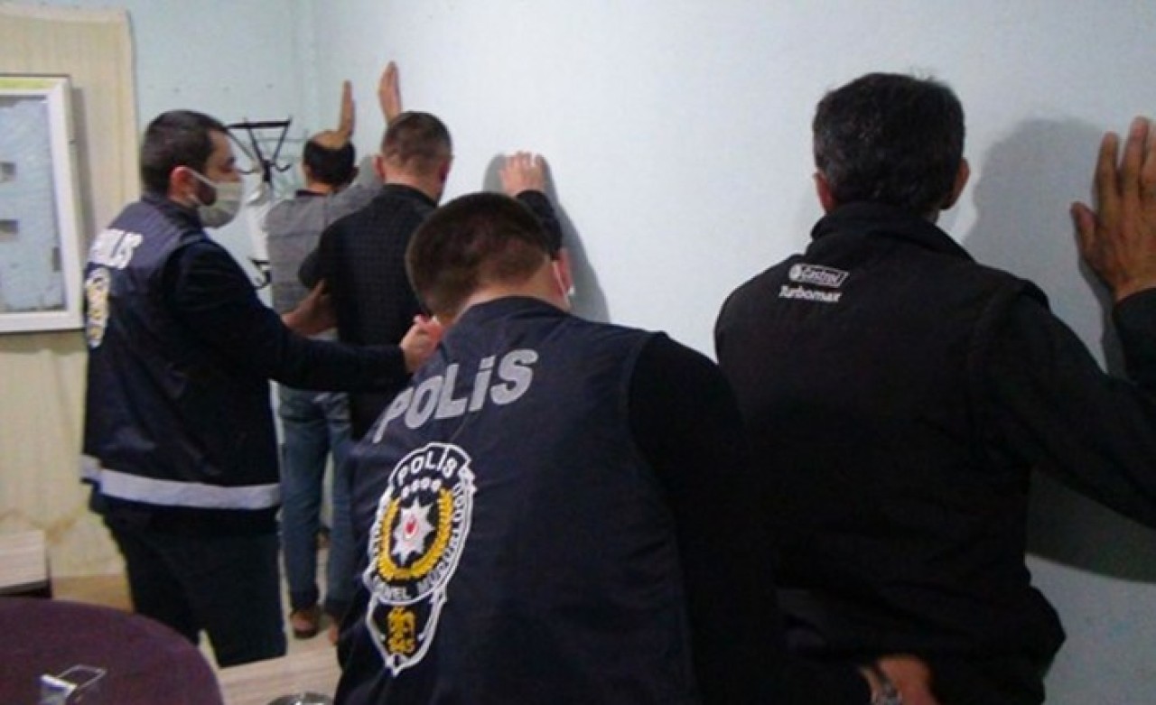 Mardin'de kumar oynayan eşlerini ihbar ettiler: 28 bin 350 lira ceza kesildi