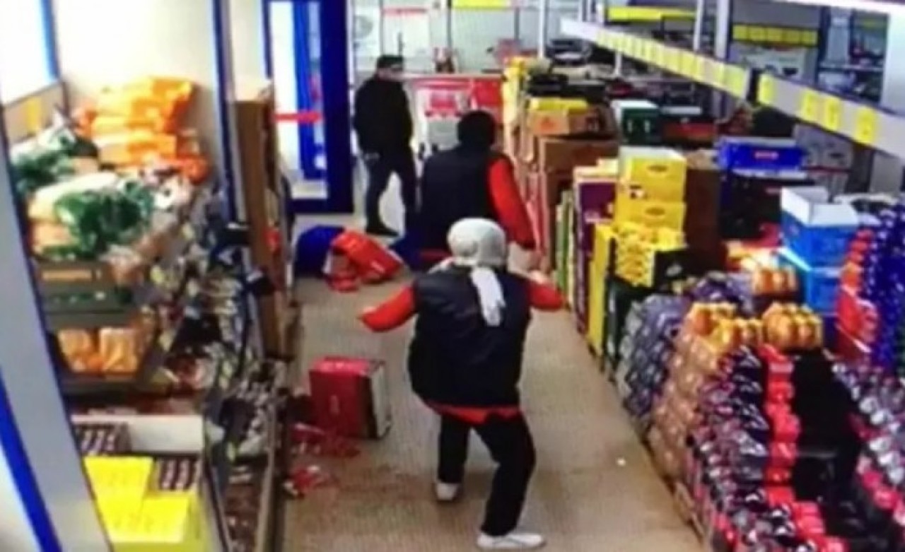 Market çalışanı maskesiz vatandaşı uyarınca nohut fırlattı