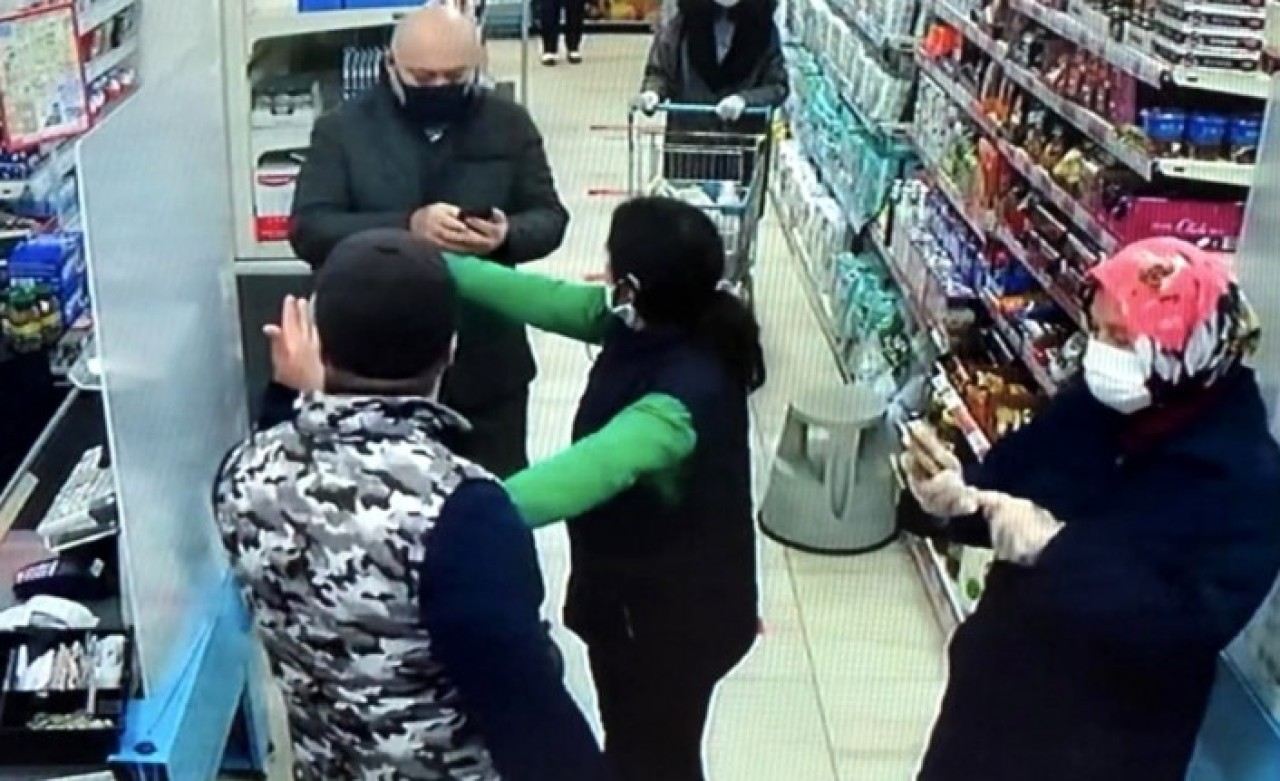 Markette koronavirüs kavgası: 'Maske tak' ikazına uymayıp saldırdı!