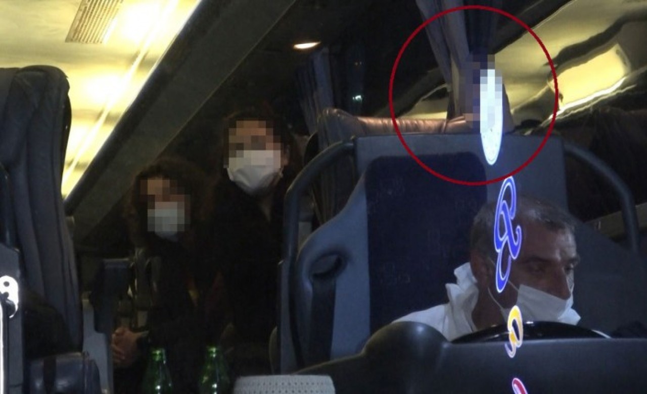 Otobüste büyük terbiyesizlik: Türkiye’ye gelen kadından tepki çeken parmak hareketi