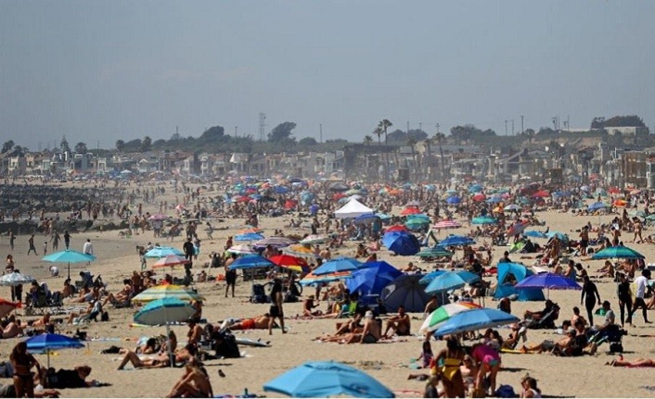 Plajlar doldu taştı,  sosyal mesafe hiçe sayıldı