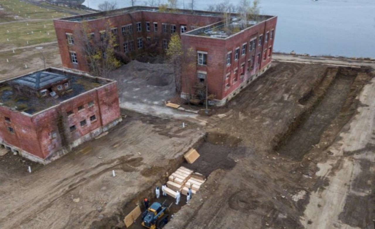 Rekor sayıda ölümün gerçekleştiği New York'ta toplu mezarlar böyle kazıldı