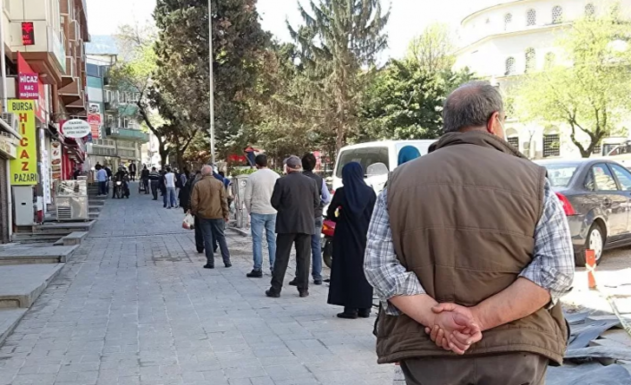 Sokağa çıkma yasağına 1 gün kala bu neyin kuyruğu?