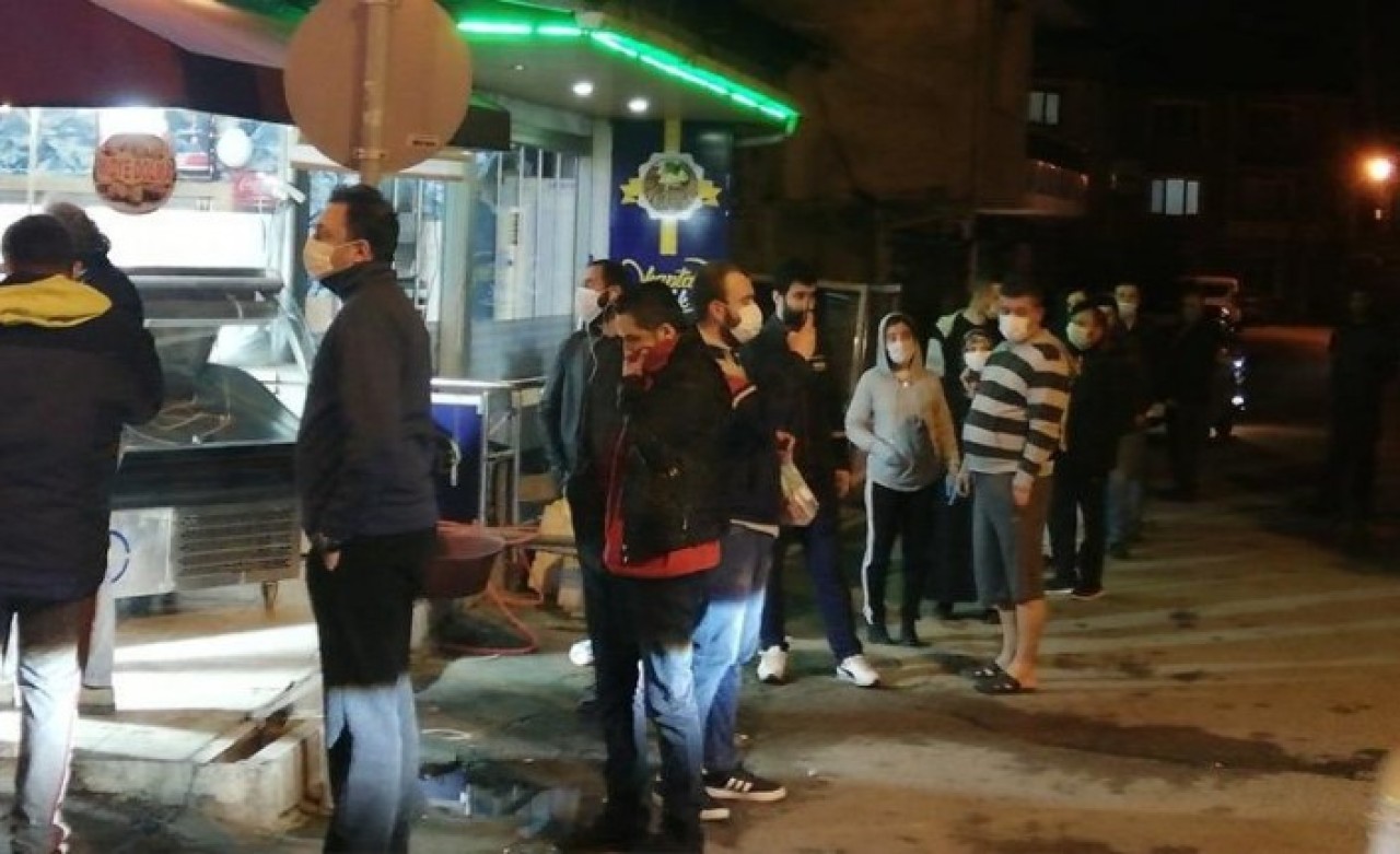 Sokağa çıkma yasağını duyan sokağa koştu: İzdiham!