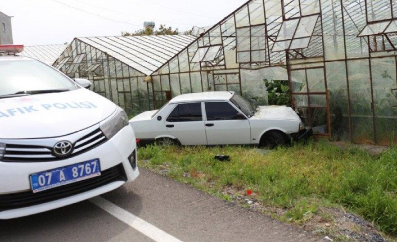 Sokağa çıkması yasak olan genç,  polisten kaçarken kaza yaptı