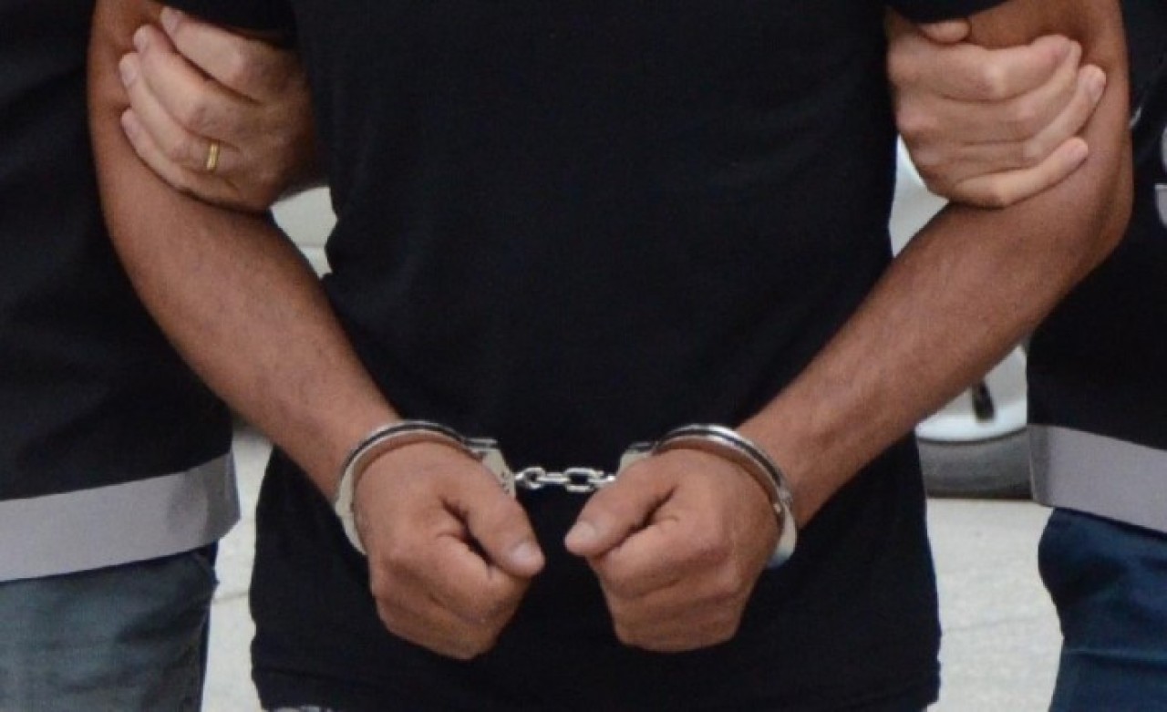 Sosyal mesafe uyarısı yapan polise tabure fırlattı!