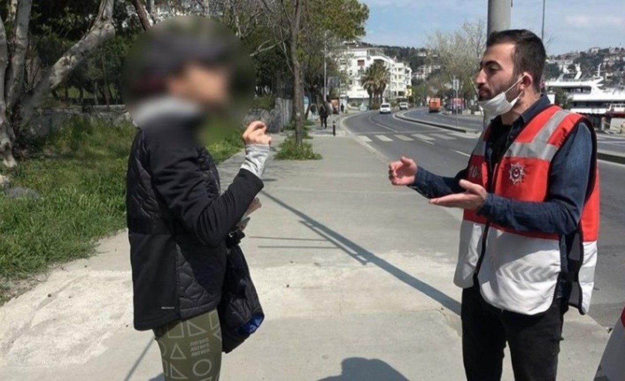 Tek başına yürüyene ceza,  pazardaki binlerce insana ceza yok. Neden?