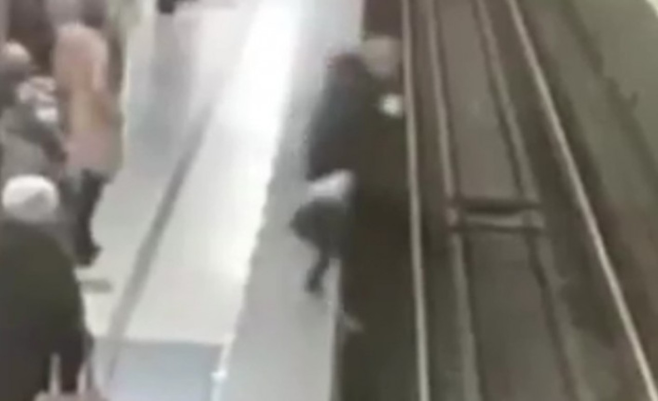 Telefonuna bakarak yürüyen kadın son anda ölümden kurtuldu!