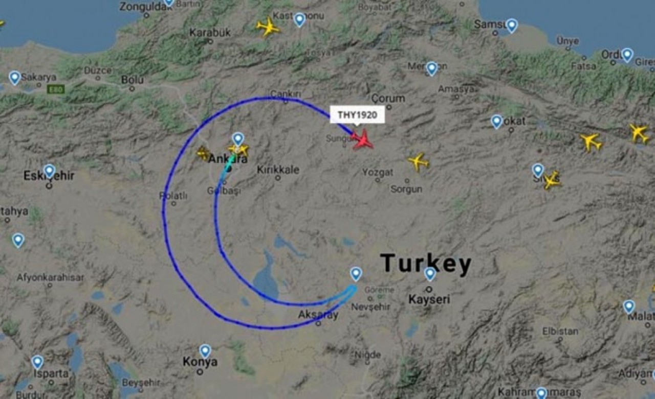 THY uçağı,  23 Nisan'a özel Türkiye semalarında dev ay-yıldız çiziyor!