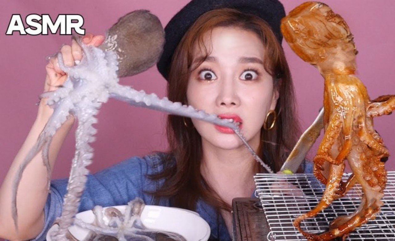 Videolarında canlı hayvan yiyen Koreli YouTuber'a tepki yağıyor!