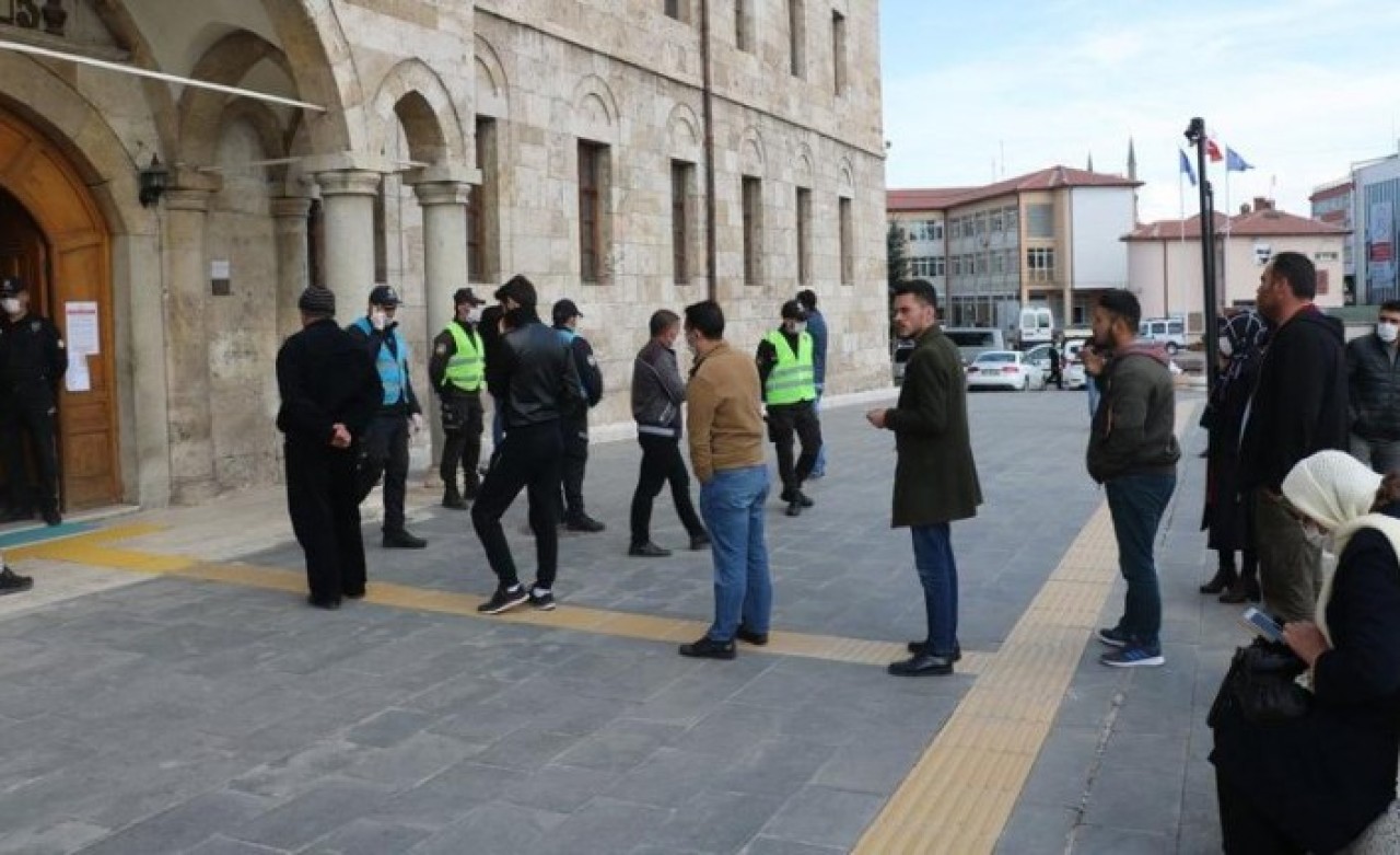 'Yardım yapılacak' kuyruğu sanıp valilikte sıraya girdiler,  şoke oldular