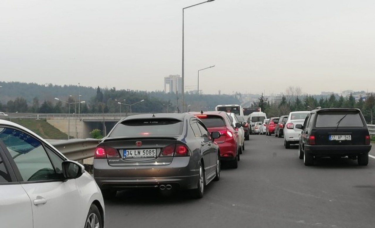 Yasak dinlemediler: İstanbul girişinde uzun araç kuyruğu