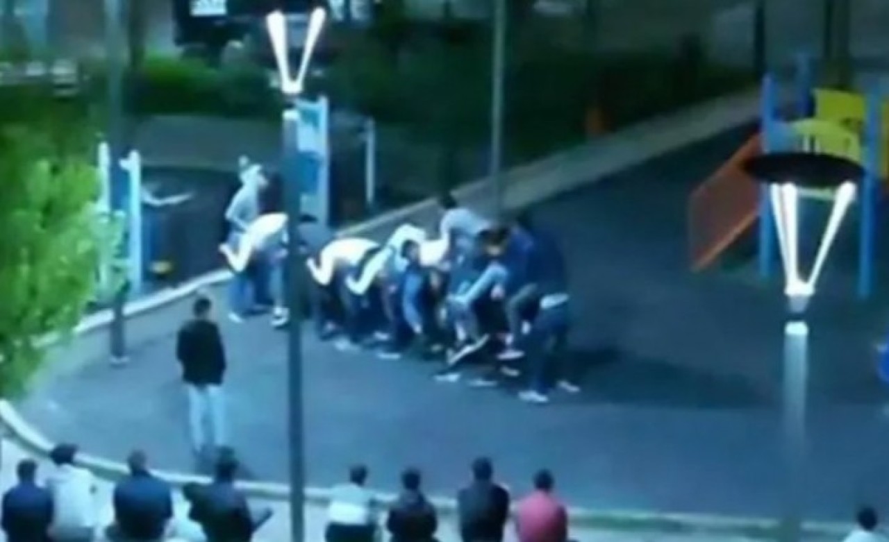 Yasak günü parkta uzun eşek oynayan gençlere rekor ceza