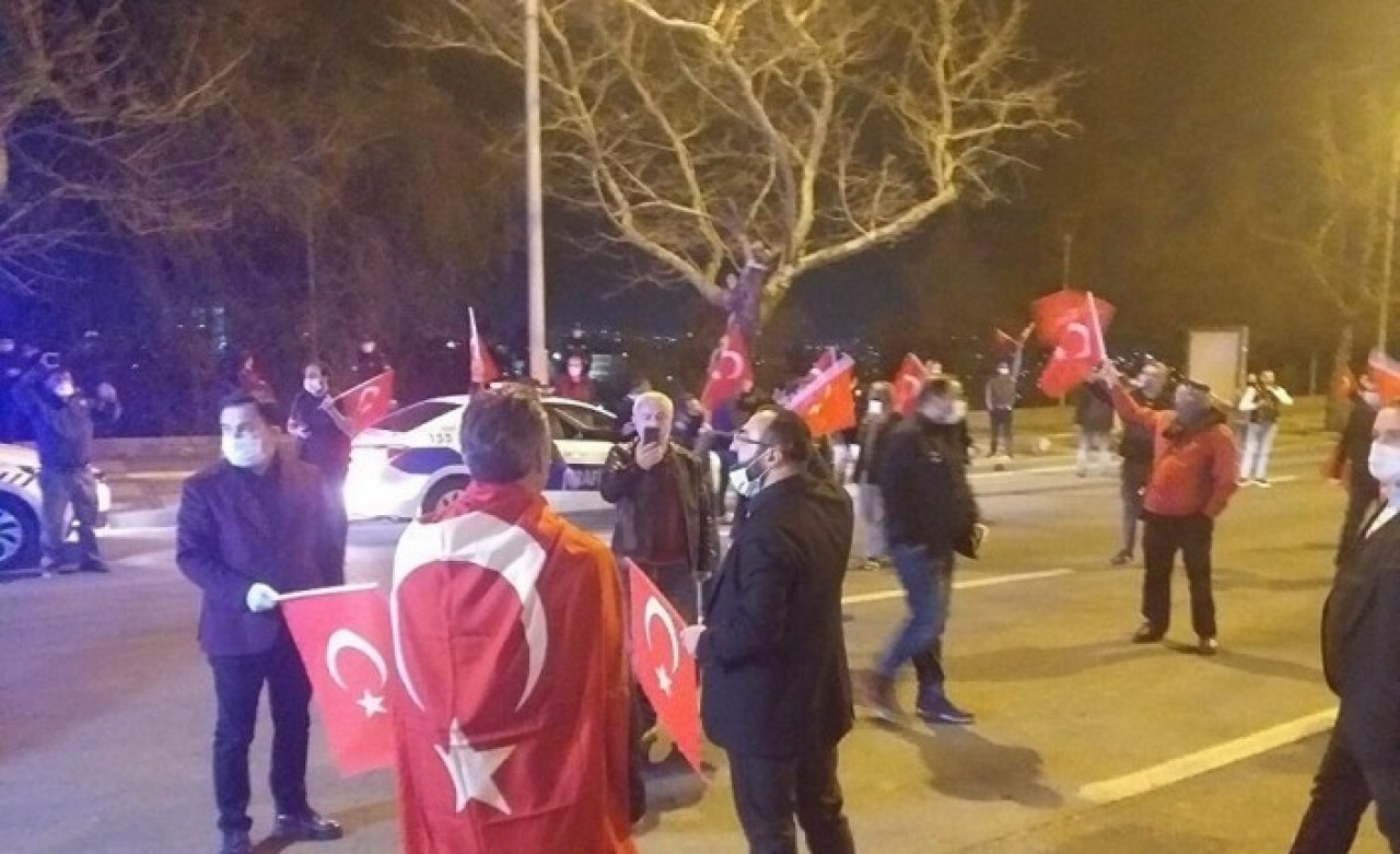 Yasak başlayınca çılgınca sokağa çıkan Türkiye,  bitişini de sokakta çılgınca kutladı!