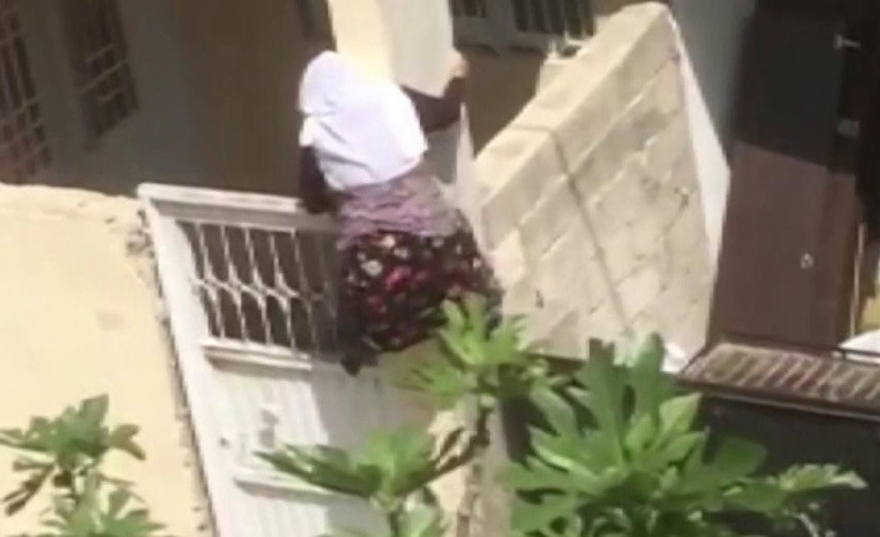 Yasaktan bunalan 75'lik Zahide nine,  kedi kadın gibi duvardan tırmanarak firar etti