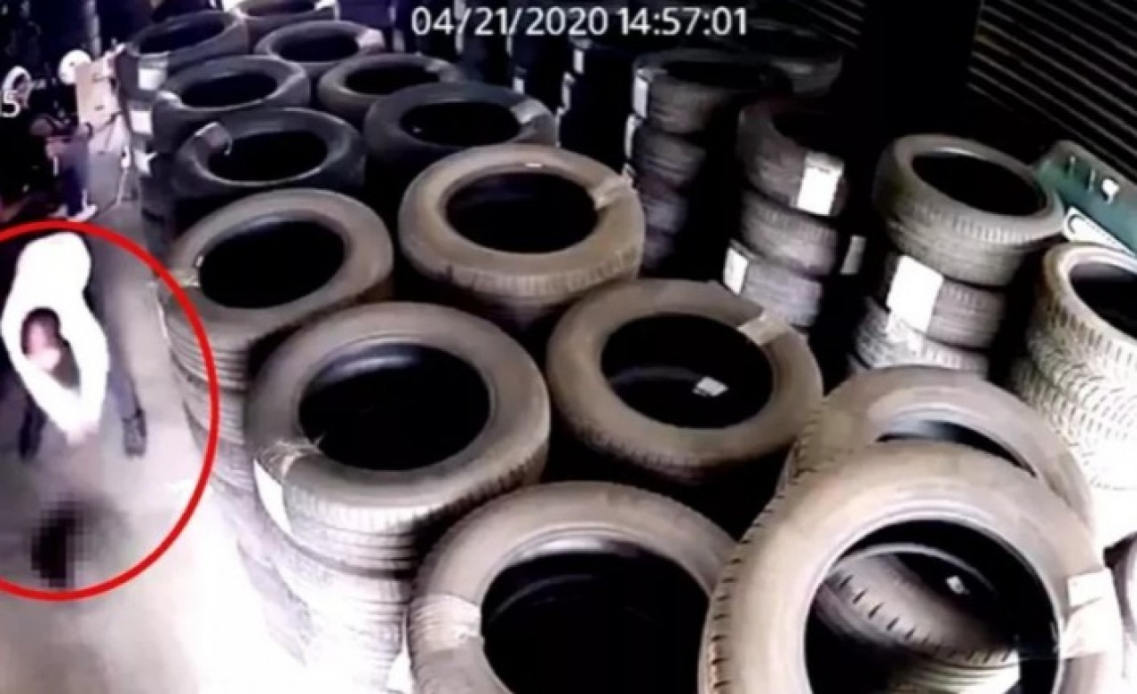 Yavru köpeği acımasızca yere çarparak öldürdü!