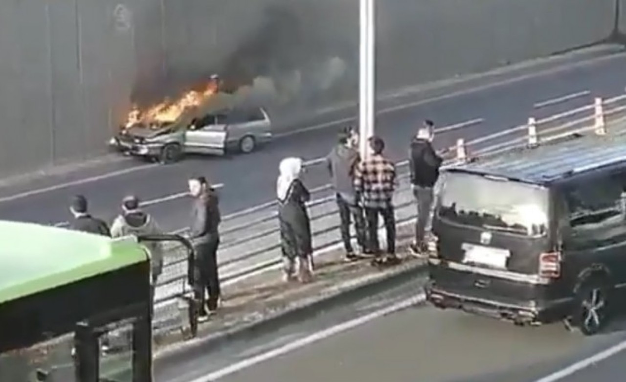 Zincirleme trafik kazasının ardından araçlardan birinde patlama meydana geldi