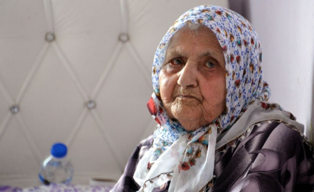 126 yaşındaki 400 torun sahibi Eşe Nine koronavirüsü yendi