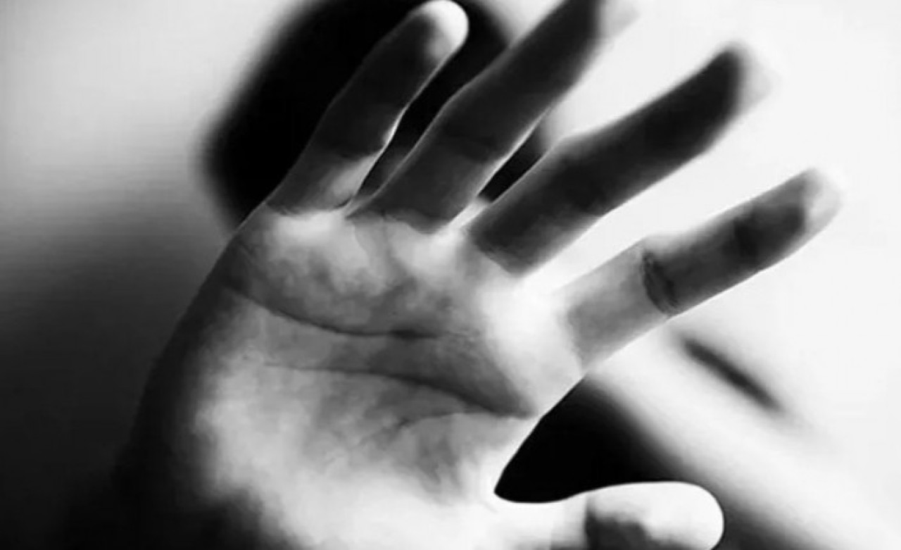 14 yaşındaki kızını kendi sevgilisiyle birlikte olmaya zorlayan anne tahliye oldu