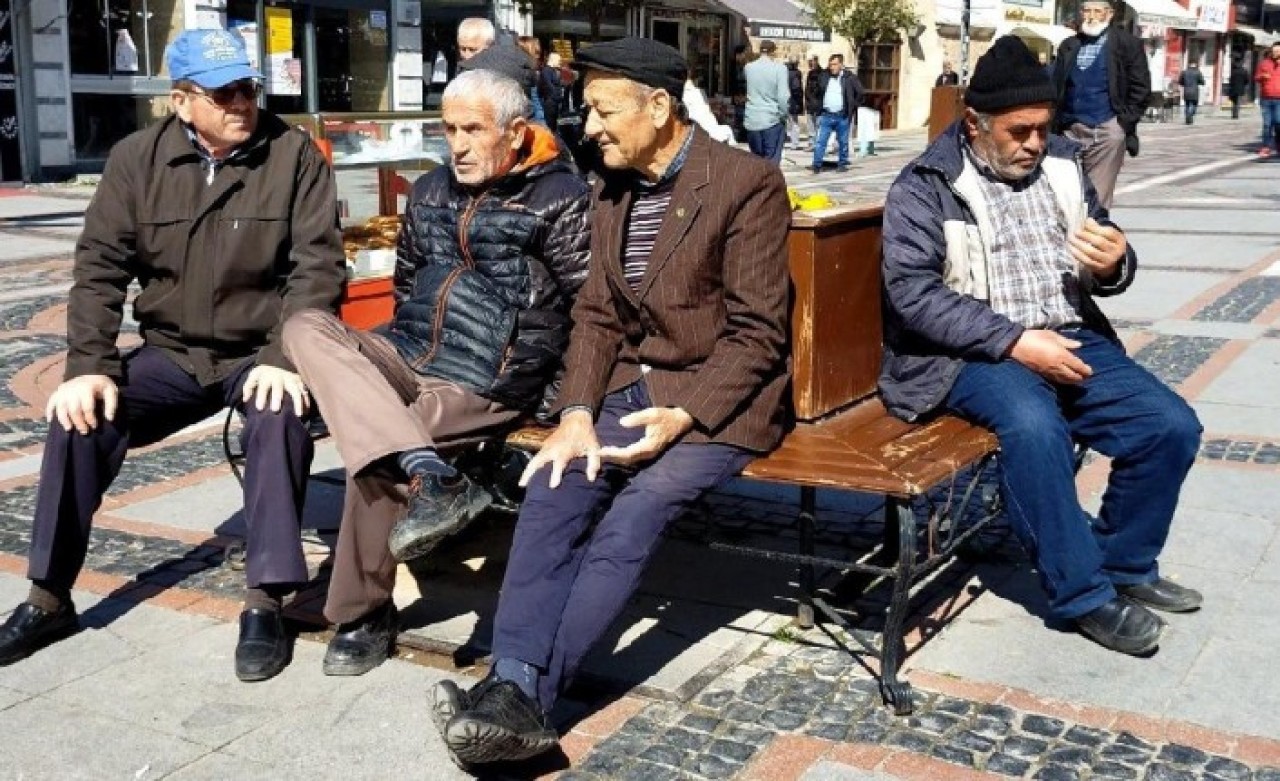 65 yaş üstünün isyanı: Biz evcil hayvan mıyız?