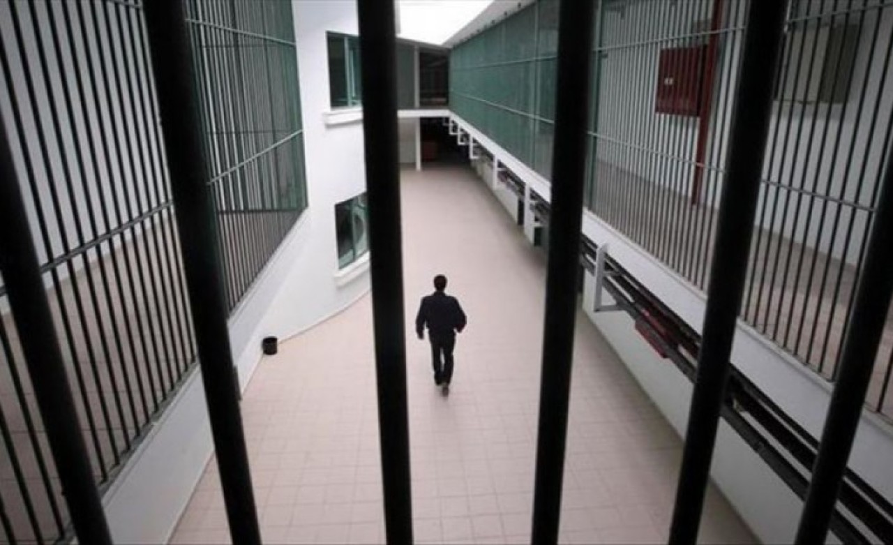 Adalet Bakanlığı: Cezaevlerinde nakil ve görüşler ertelendi