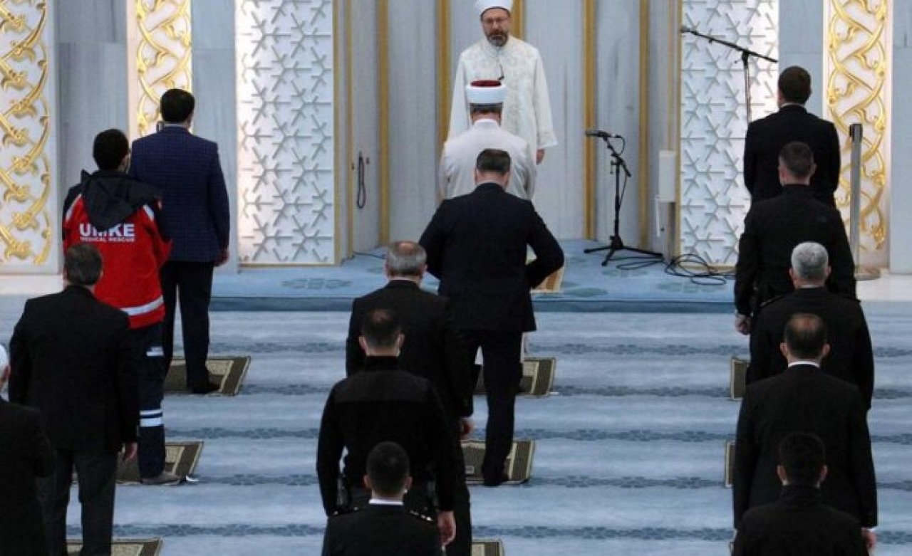 Ali Erbaş kıldırdı: Sadece bir camiide bayram namazı