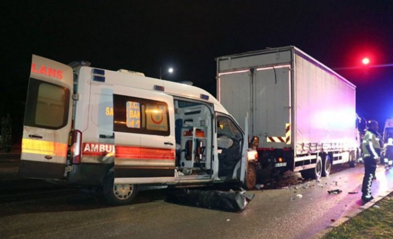 Ambülans TIR'a çarptı: Hasta öldü!