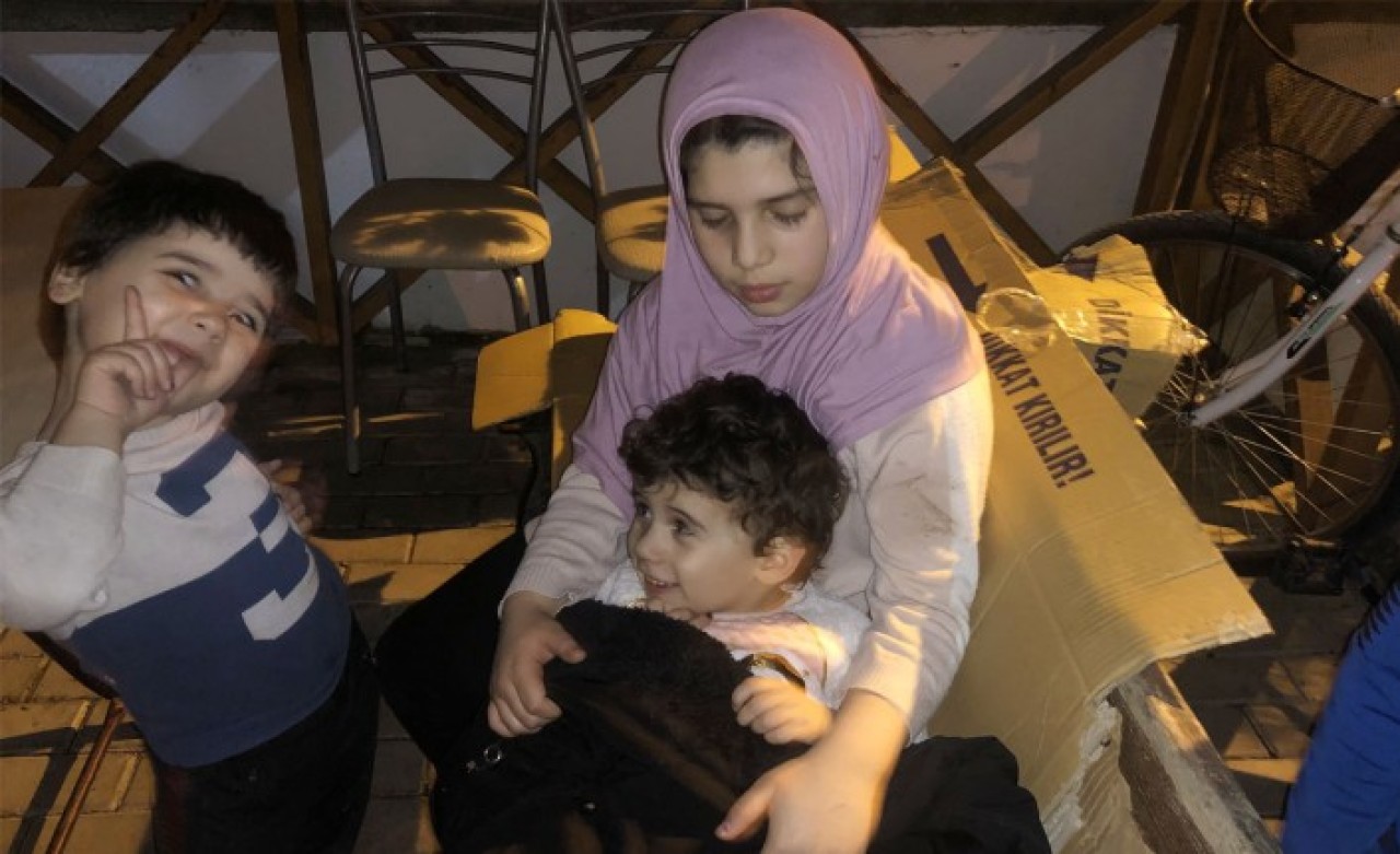 Anneleri Almanya'ya kaçıp babaları cezaevine girince 4 kardeş ortada kaldı!