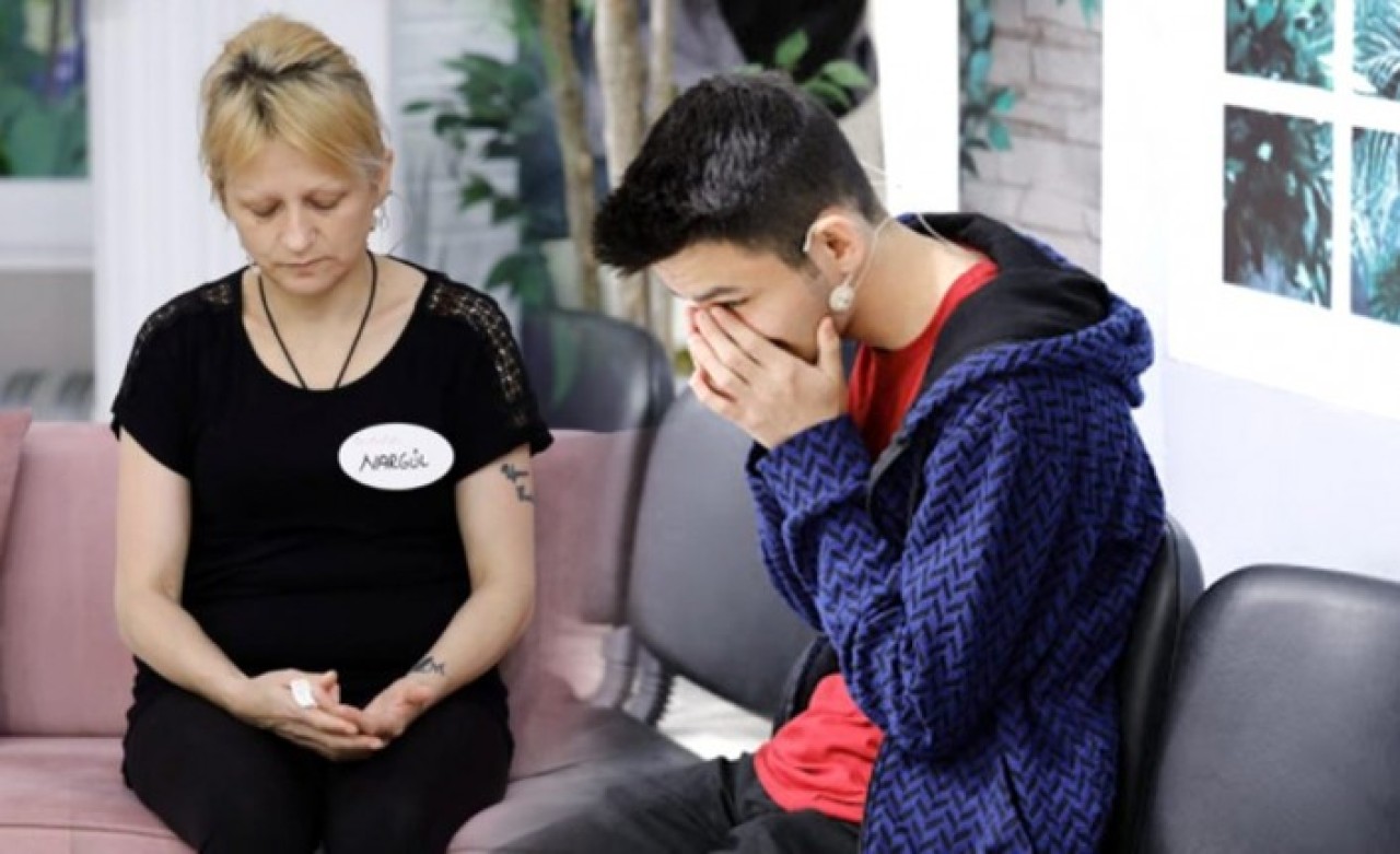 Annesi,  'Babam kim?' diye soran genci milyonların gözü önünde iki kez kandırdı!