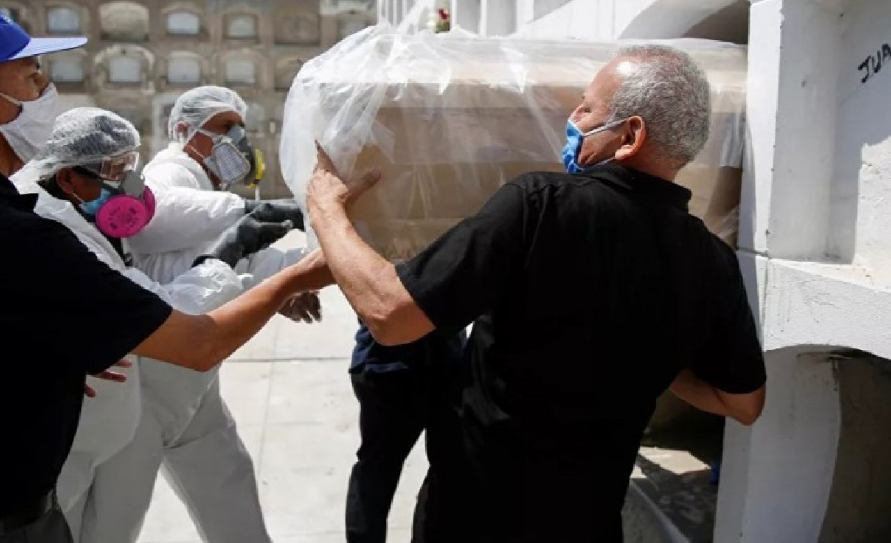Belediye başkanı karantinayı ihlal edip içki içerken basıldı,  yakalanmamak için tabuta girip ölü taklidi yaptı