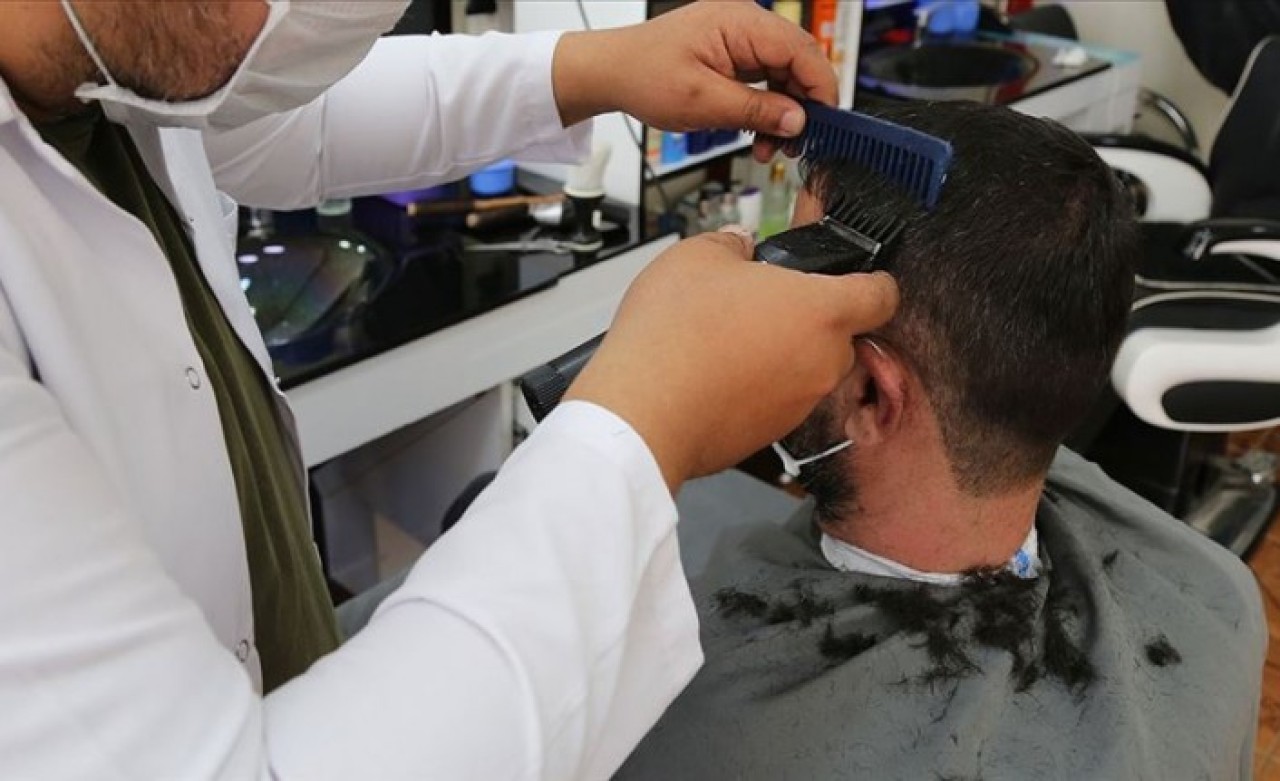 "Berberiz,  tıraş etmeye geldik" deyip 83 yaşındaki adamı dolandırdılar
