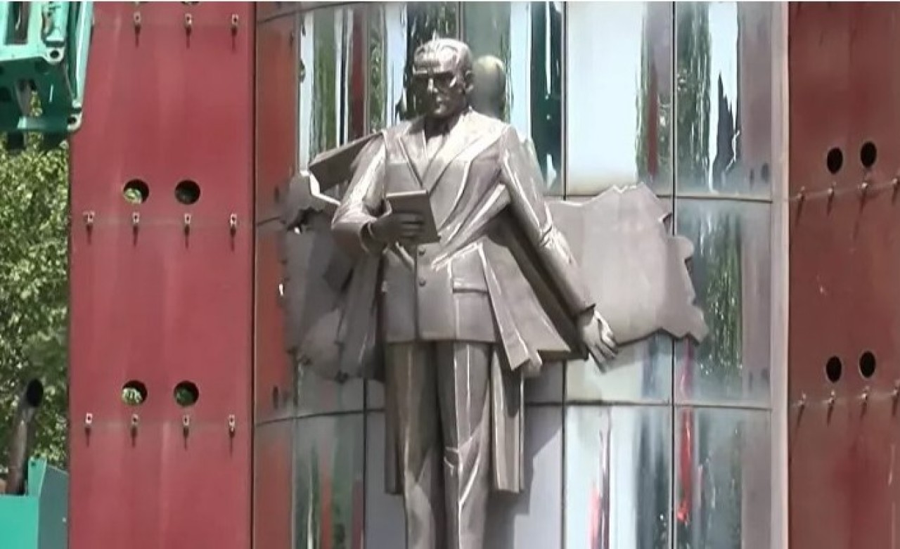 Beşiktaş Meydanı'ndaki Atatürk Anıtı kaldırıldı