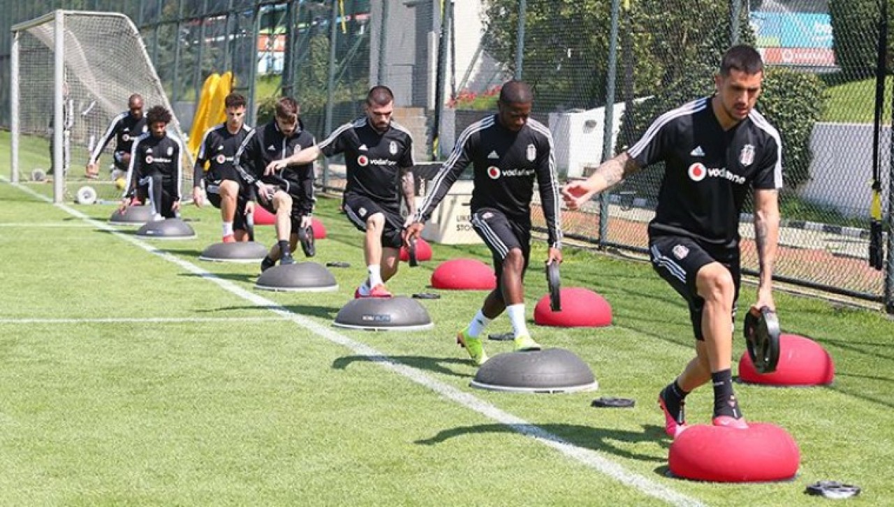 Beşiktaş'a büyük şok: Yıldız futbolcuda koronavirüs çıktı