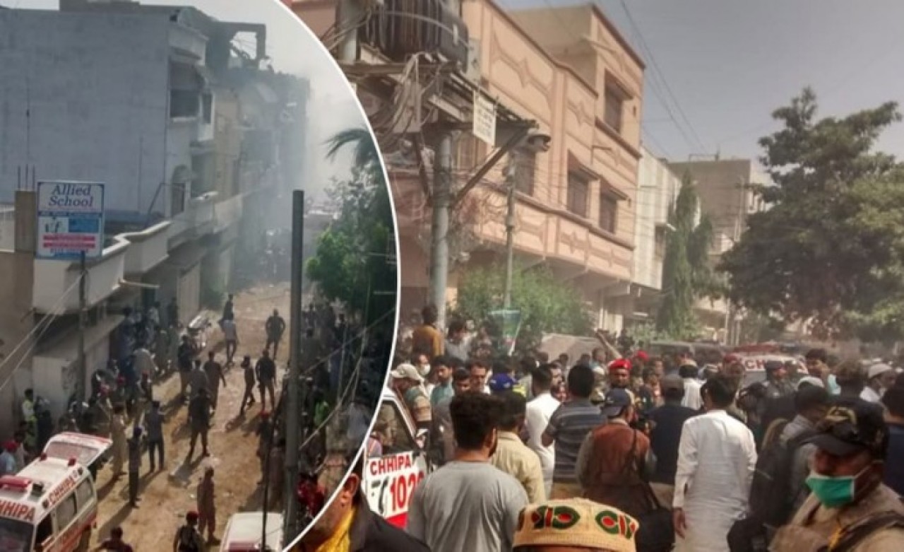 Büyük facia: Yolcu uçağı evlerin üstüne düştü!