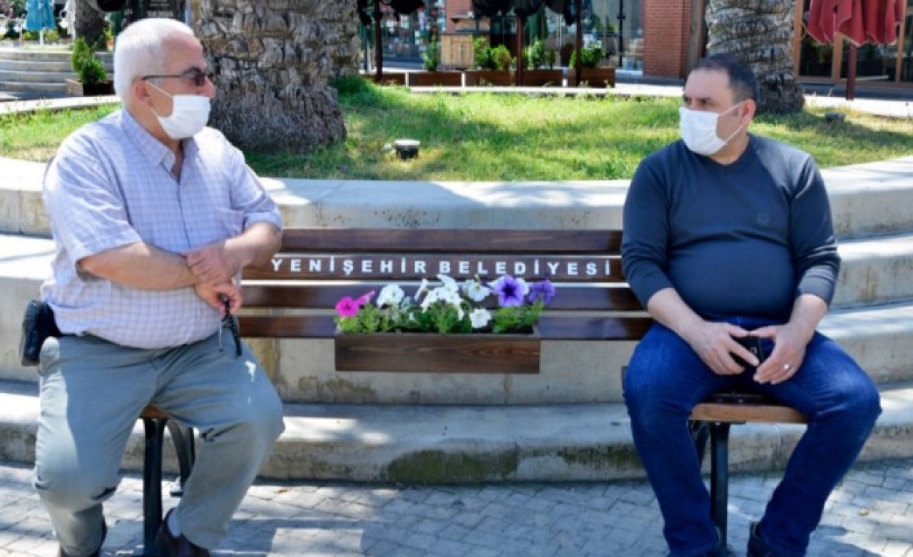 Caddeler sosyal mesafeli banklar ile donatılıyor