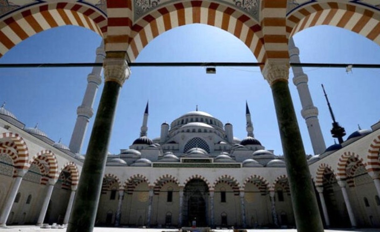 Camiye saygısızlığı kim yaptı: Ayıptır,  günahtır!