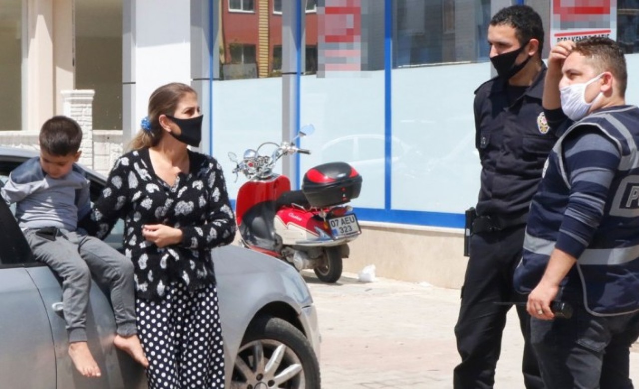 Cep telefonu çalınan kadın polisi aradığına pişman oldu!