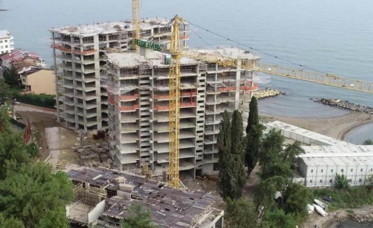 Denize sıfır gökdelen yıkıldı!