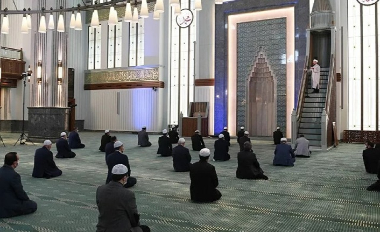 Diyanet'ten cuma namazı için uyarı afişi