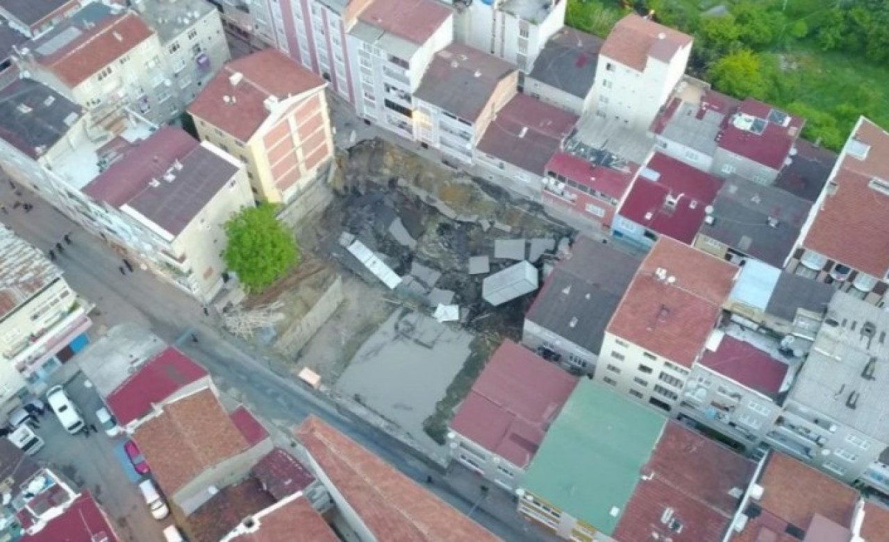 Esenler'de korkutan göçük! Binalar boşaltıldı