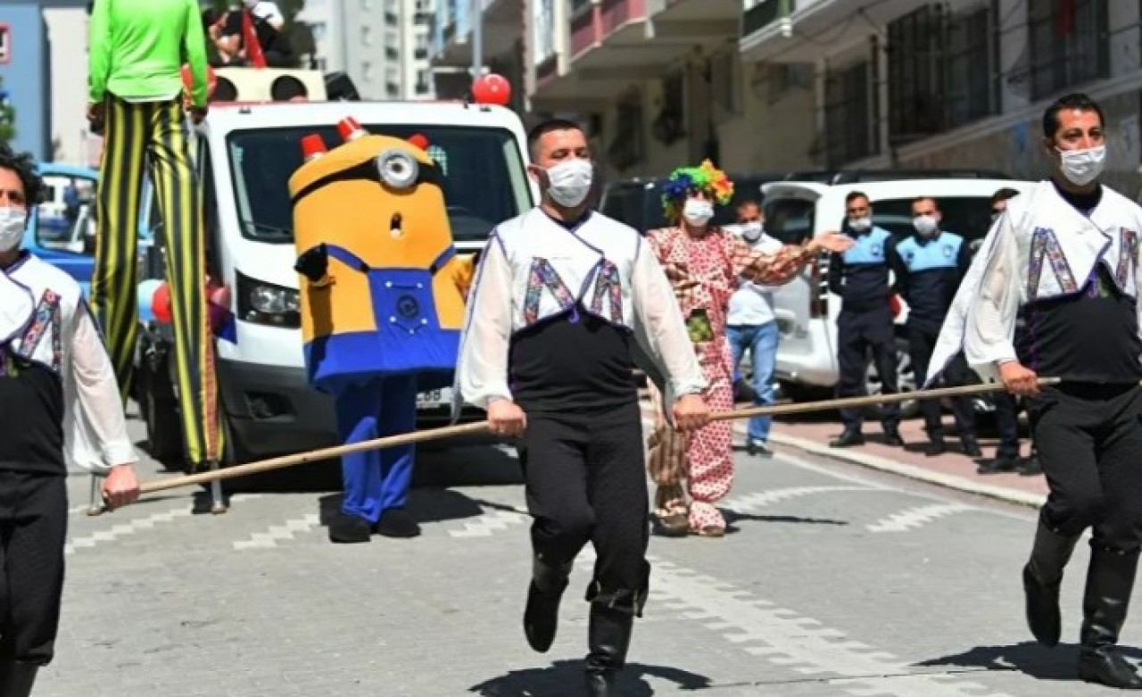 Esenyurt Belediyesi'nden bayram eğlencesi: Çubukla halay çekmek!